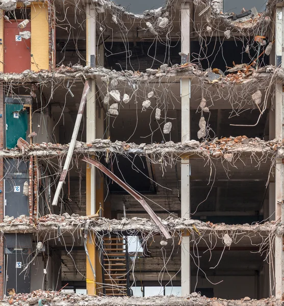 Demolição de um edifício de vários andares — Fotografia de Stock