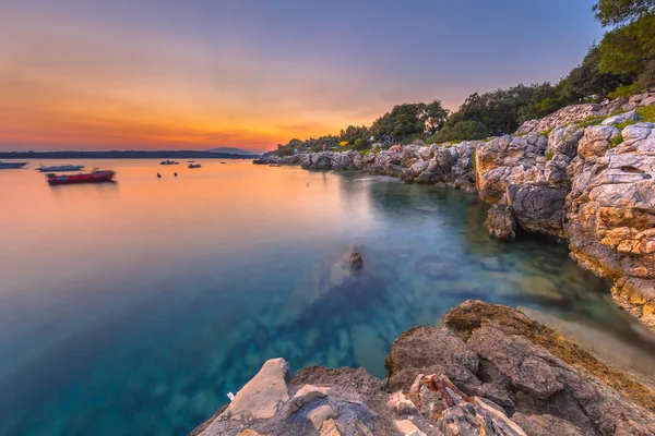 Colorful sunset over the rocky coast of Croatia — Stock Photo, Image