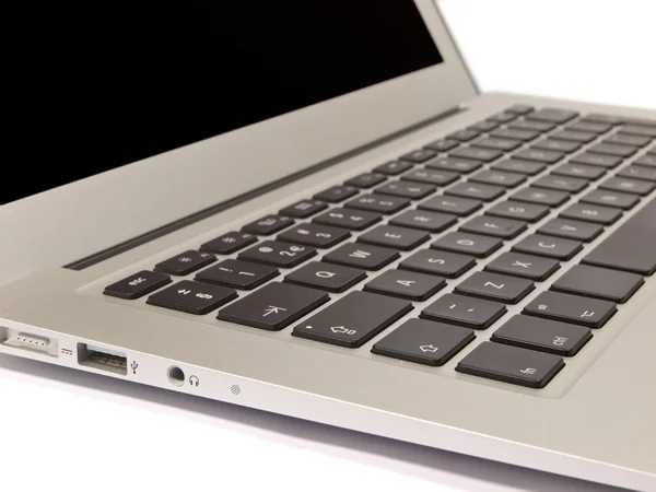 Detail der Tastatur eines modernen schlanken Laptops — Stockfoto