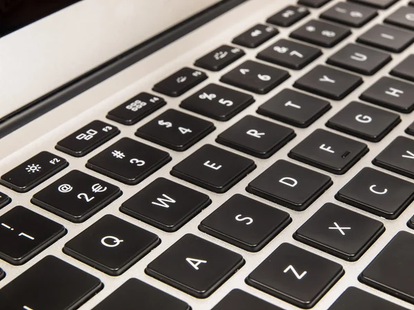 Dettaglio di una tastiera per laptop QWERTY — Foto Stock