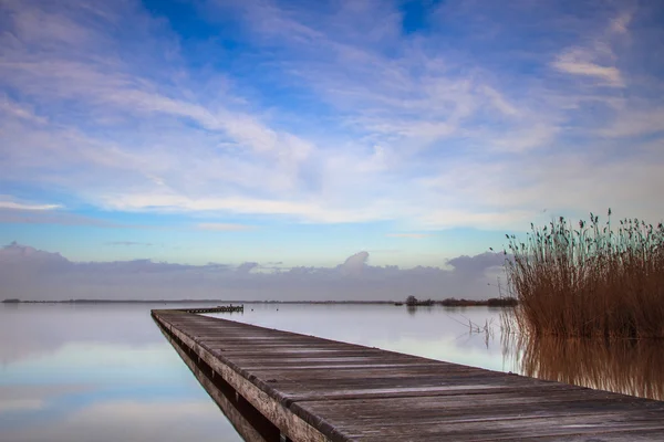 Long jetty Zuidlaardermeer on a cold day — Stock Photo, Image