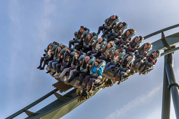 Άνθρωποι enyoing ένα rollercoaster βόλτα — Φωτογραφία Αρχείου