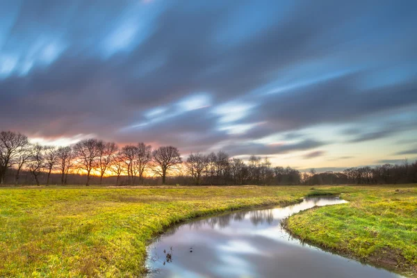 ぼやけた雲と夕日クリーク — ストック写真