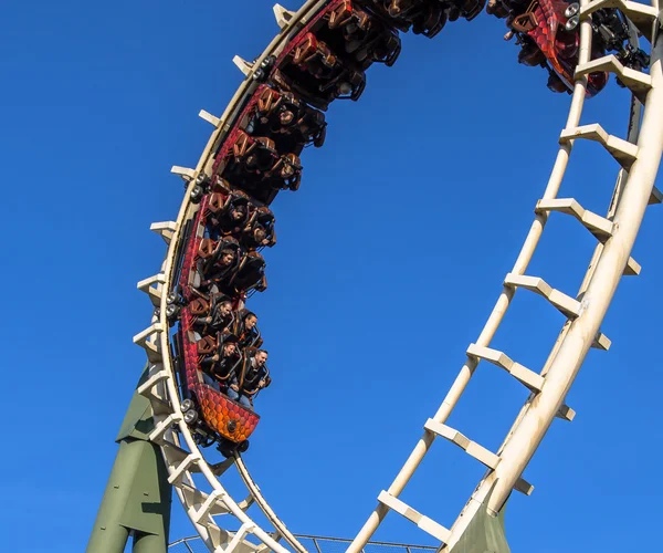 Lidé požívající jízdu na RollerCoaster — Stock fotografie