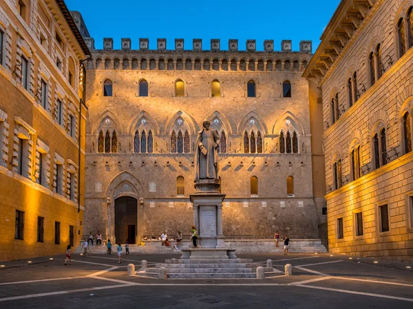 Persegi dengan Patung Siena — Stok Foto