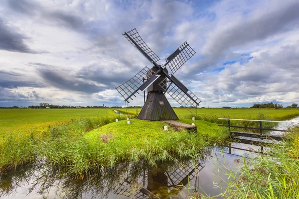 Historische houten windmolen uit Nederland — Stockfoto
