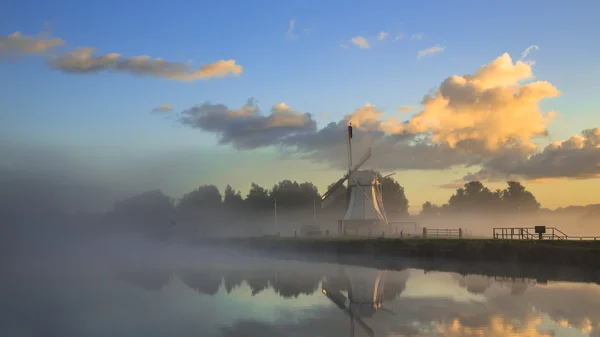 Historische hölzerne Windmühle bei schönem warmen Sonnenaufgang — Stockfoto