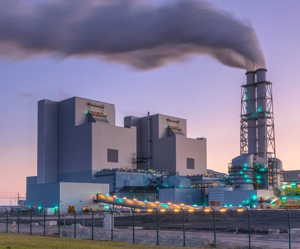 Moderne kolen en biomassa aangedreven plant — Stockfoto