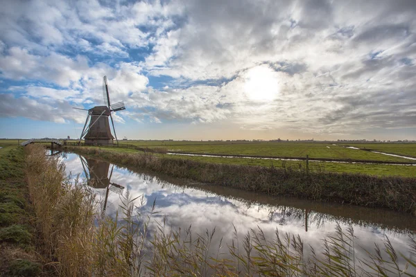 Moinho de vento de madeira em um polder holandês — Fotografia de Stock