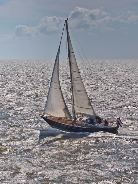 Швидкий Плаваючий човен гонки в штормової погоди в Нідерландах — стокове фото