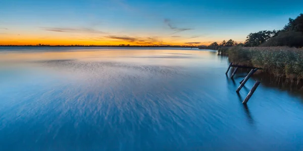 Długi czas ekspozycji zachód słońca nad jeziorem Schildmeer — Zdjęcie stockowe
