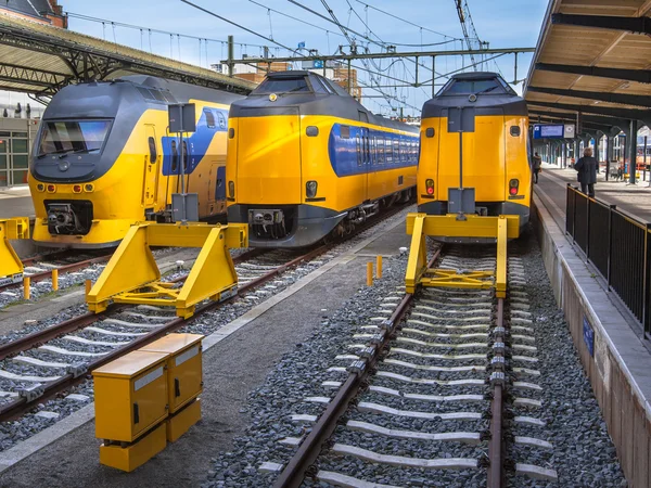 Drie snelle moderne Commuter vervoer passagierstreinen te wachten op — Stockfoto