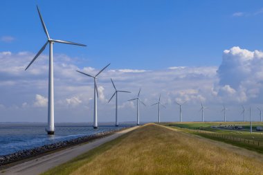 Windturbines bir dike boyunca satırı
