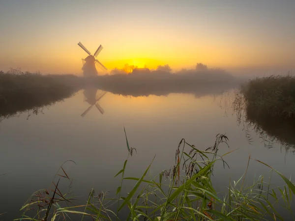 Molino de viento en un lago — Foto de Stock