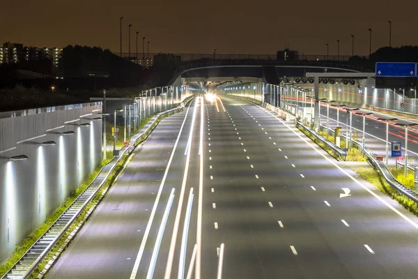 Autostrada Wejściem Tunelu Nocy Rozmytymi Światłami Samochodowymi Przez Długi Czas — Zdjęcie stockowe