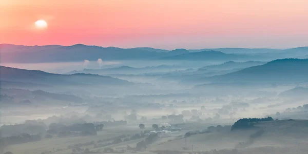 村の田舎の早朝の煙霧とトスカーナの丘陵風景 — ストック写真