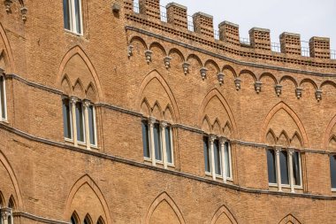 Siena, Tuscany, İtalya 'daki Palazzo Pubblico' nun Gotik pencereleri, Nisan.