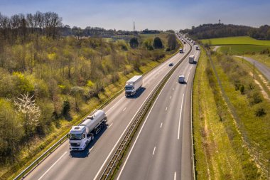 N10 otoyolunda akşam trafiği yukarıdan görülüyor. Burası Fransa 'nın en işlek kargo otobanlarından biri.