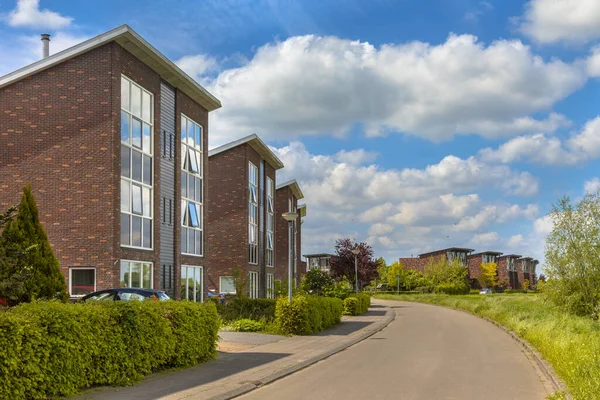 Moderne Straat Met Grote Eengezinswoningen Groningse Buitenwijk — Stockfoto