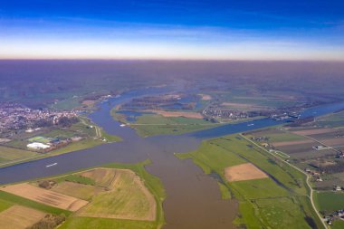 Amsterdam Rijn Kanalı ile Lek ya da Nederrijn nehrini geçmek. Hollanda 'daki iki ana nakliye rotası.