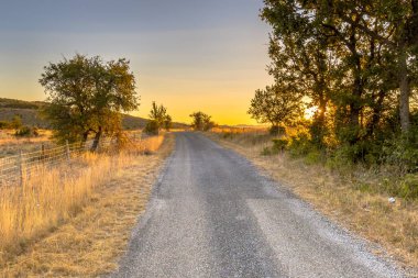 Fransa 'nın Occitanie şehrinde, Causse de Blandas' taki Highland kireçtaşı karst platosunda gün doğumu.