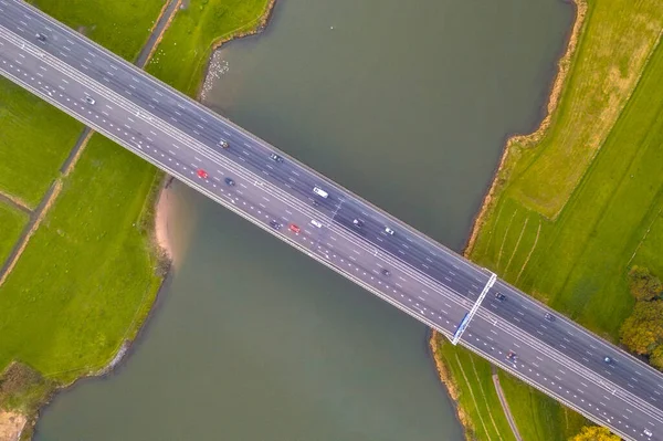 Tarım Arazisi Boyunca Uzanan Otoban Köprüsü Olan Geniş Ovalı Nehir — Stok fotoğraf