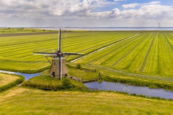 绿色农业草原上的旧木制风车 荷兰弗里斯兰 — 图库照片