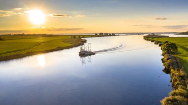 IJsselmeer yakınlarındaki Zwarte Nehri 'nin hava manzarası balıkçı gemisi Zwartsluis, Overijssel Eyaleti, Hollanda. Avrupa 'nın doğasında manzara manzarası.