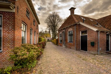 Hollanda 'nın Groningen Eyaleti' ndeki Niehove tarihi konutlar köyünde mahalle manzarası