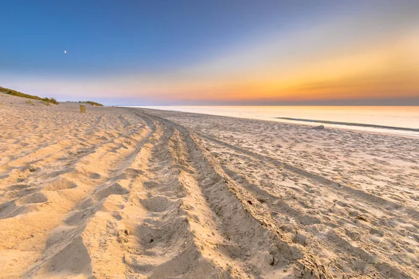 Tracce Auto Nella Sabbia Con Tramonto Vista Sull Oceano Dalle — Foto Stock