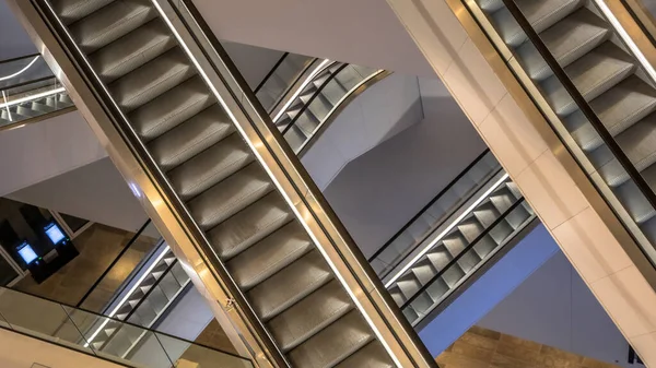 Escaleras Mecánicas Biblioteca Pública Moderna Vista Desde Arriba —  Fotos de Stock