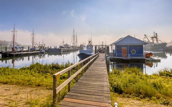 Diverse Schepen Afgemeerd Wazige Toestand Een Houten Kade Haven Van — Stockfoto