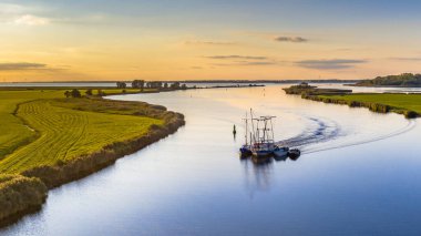 IJsselmeer yakınlarındaki Zwarte Nehri 'nin hava manzarası balıkçı gemisi Zwartsluis, Overijssel Eyaleti, Hollanda. Avrupa 'nın doğasında manzara manzarası.