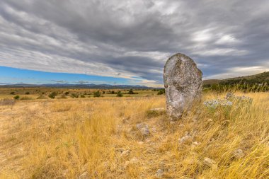 Causse de Blandas kireçtaşı karst dağlık arazisinde dikilen taş mihenk taşı taşı.