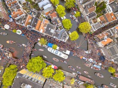 Amsterdam 'da Koningsdag Kings' te Kanal tekne geçidi var. Kralın doğum günü. Helikopterden görüldü..