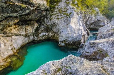 Triglav Ulusal Parkı 'ndaki Bovec yakınlarındaki Zümrüt mavi Soca nehrinde boğaz, Julian Alps, Slovenya Avrupa