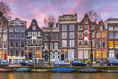 Brouwersgracht 'taki tarihi renkli kanal evleri UNESCO' nun Amsterdam Dünya Mirası sahasının Grachtengordeal 'ında