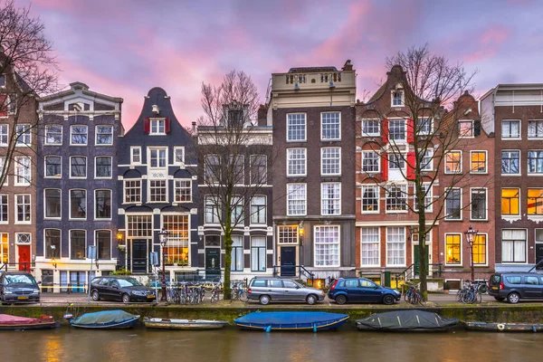 アムステルダムのユネスコ世界遺産に登録されているカラフルな運河の家 — ストック写真
