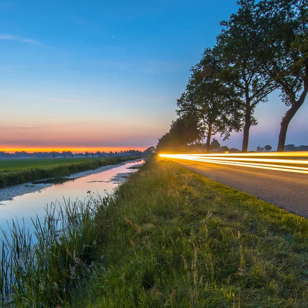 Nederländerna Öppet Polderlandskap Med Kanal Och Trafikljus Väg Öppen Gräsmark — Stockfoto