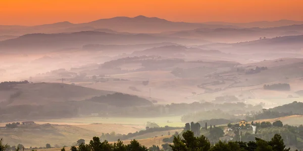 Tuscany Hilly Landscape Scene Early Morning Haze Village Countryside — Stock Photo, Image