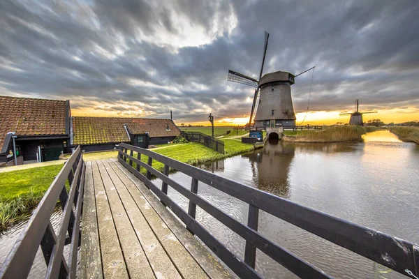 Pont Vers Moulin Vent Traditionnel Bois Dans Vieux Paysage Agricole — Photo