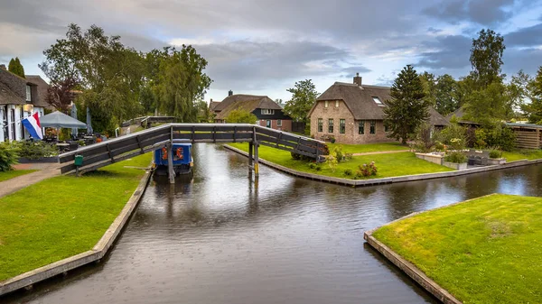 Tájkép Kilátás Híres Giethoorn Falu Csatornák Rusztikus Nádtetős Házak Farm — Stock Fotó