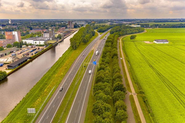 荷兰格罗宁根省Hoogezand Sappemeer附近一条运河与农村之间的A7公路 — 图库照片
