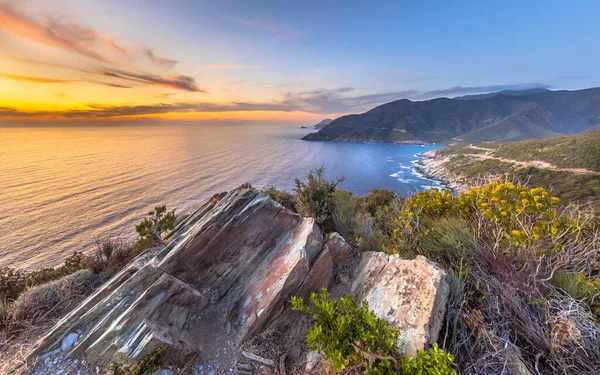 Konstnärliga Sedimentära Bergarter Med Vegetation Och Utsikt Över Cap Corse — Stockfoto