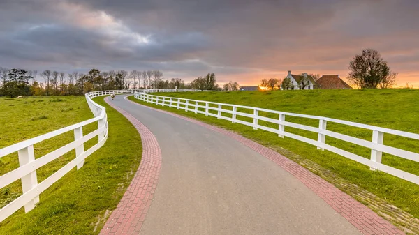 Niederländische Landschaft Mit Historischen Häusern Abend Entlang Einer Kurvenreichen Straße — Stockfoto