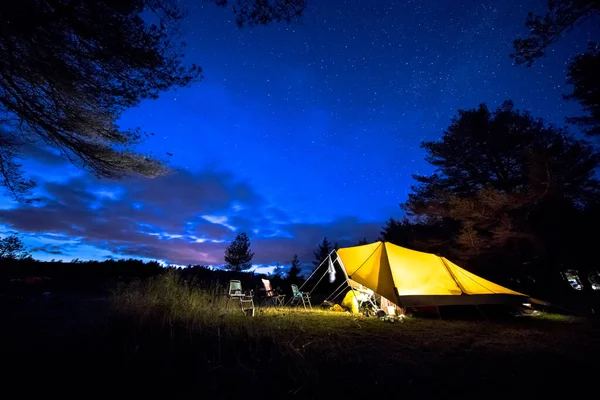 Familjetält Med Stela Stålstavar Campingplats Stjärnhimlen Med Vintergatan — Stockfoto