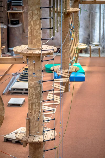 室内冒险公园 有桅杆 平台和攀爬绳索 — 图库照片