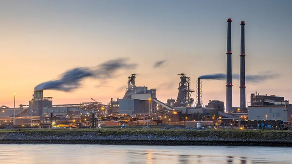 日没の産業風景のシーン Ijmuidenの製鉄所の鉄鉱石港 オランダ — ストック写真