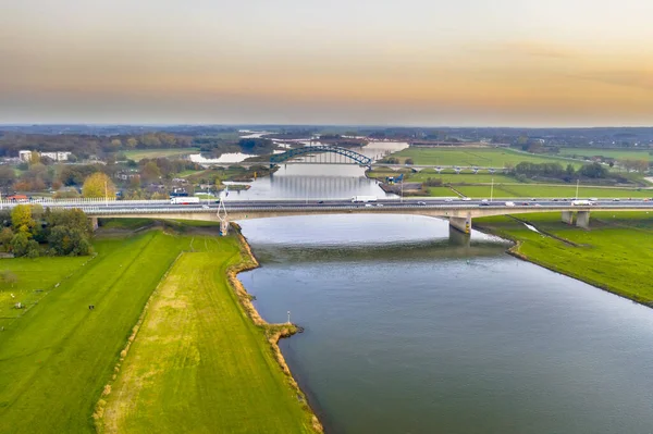 Uitzicht Vanuit Lucht Grote Laaglandrivier Ijssel Met Snelweg Spoorbruggen Door — Stockfoto