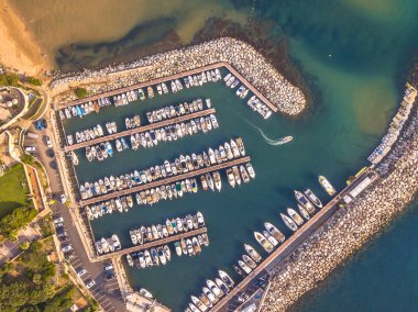 Marina, Fransa 'nın Frejus Cote d' Azur kenti yakınlarındaki Saint Aygulf 'ta Akdeniz' deki hava manzarasının tepesinde.